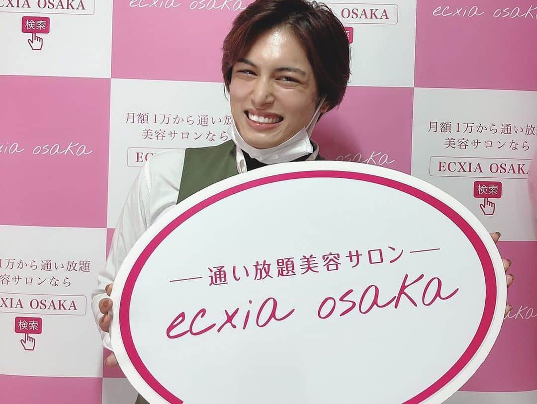 斉藤平七（へえ）さんのインスタグラム写真 - (斉藤平七（へえ）Instagram)「@ecxia__osaka のOPEN記念レセプションパーティへお友達に誘われてお邪魔してきました！  綺麗なお姉様方と仲良くなって写真をパシャリ📸  ホワイトニングも体験させて頂きました！ 痛みがないのに結構白くなって嬉しいです🦷  完全会員制なのも今のこのご時世嬉しいですねっ また近々歯ピカピカにしに行きます💚」1月24日 15時03分 - saitoon_network