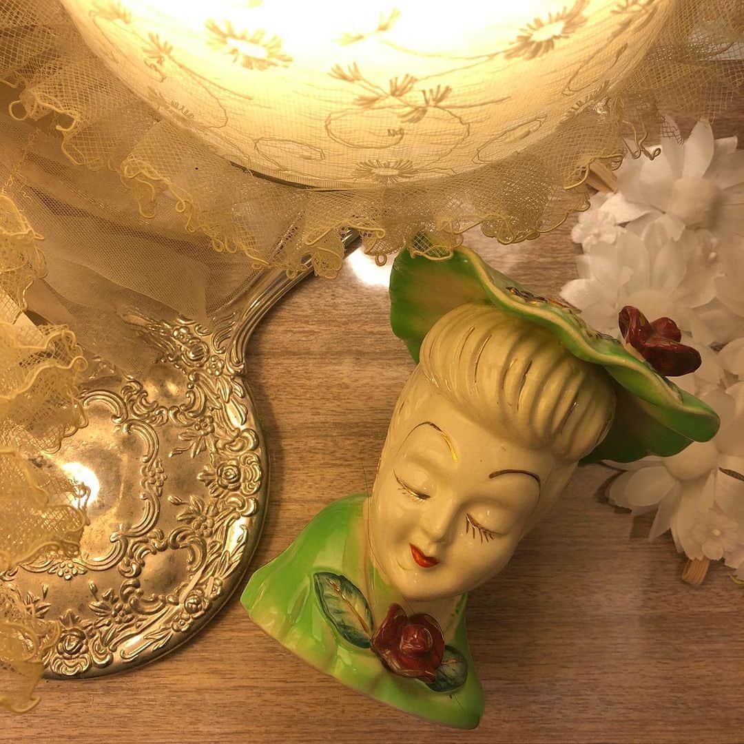 NUTTY Vintage&Collectibleのインスタグラム：「🌹RECOMMEND VINTAGE🌹  ☑︎vtg lady head vase  お家時間を華やかに。 可愛らしいレディが花瓶になった、人気の高いアイテムです＊  味のあるペイントはお部屋に自然に馴染みながら、 お花をより生き生きと見せてくれますよ＊  お化粧ブラシ入れにご使用いただくのもおすすめです💋  ---------------------------------------------------- 💐Formal Fair 2021💐1/18(mon)~ ☑︎ヴィンテージジュエリーALL10%OFF  🚌送料無料🚌1/15(fri)~ ☑︎VINTAGE ONLINE STORE ¥10000以上 ☑︎SELECT BOUTIQUE ONLINE STORE ¥5000以上 お買い上げで全国一律送料無料！ （※ONLINE STORE/その他通販全て対象） ----------------------------------------------------」