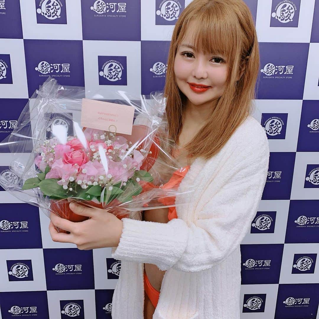 のインスタグラム：「・ ・ 会場にお花が届いていました💐 ・ ありがとうございます🥺❤️ ・ ・ 🌹 ・ ・ #駿河屋 #リリイベ #グラドル #グラドル自画撮り部 #秋葉原 #アキバ #水着 #ビキニ #ジェラピケ #水原乙 #インスタグラマー #インフルエンサー #好可爱 #卡哇伊 #可愛 #맞팔 #sexybody #sexyhot #instagravure #tagsforlikes #YouTube #YouTuber #japanesegirl #asianbeauty」