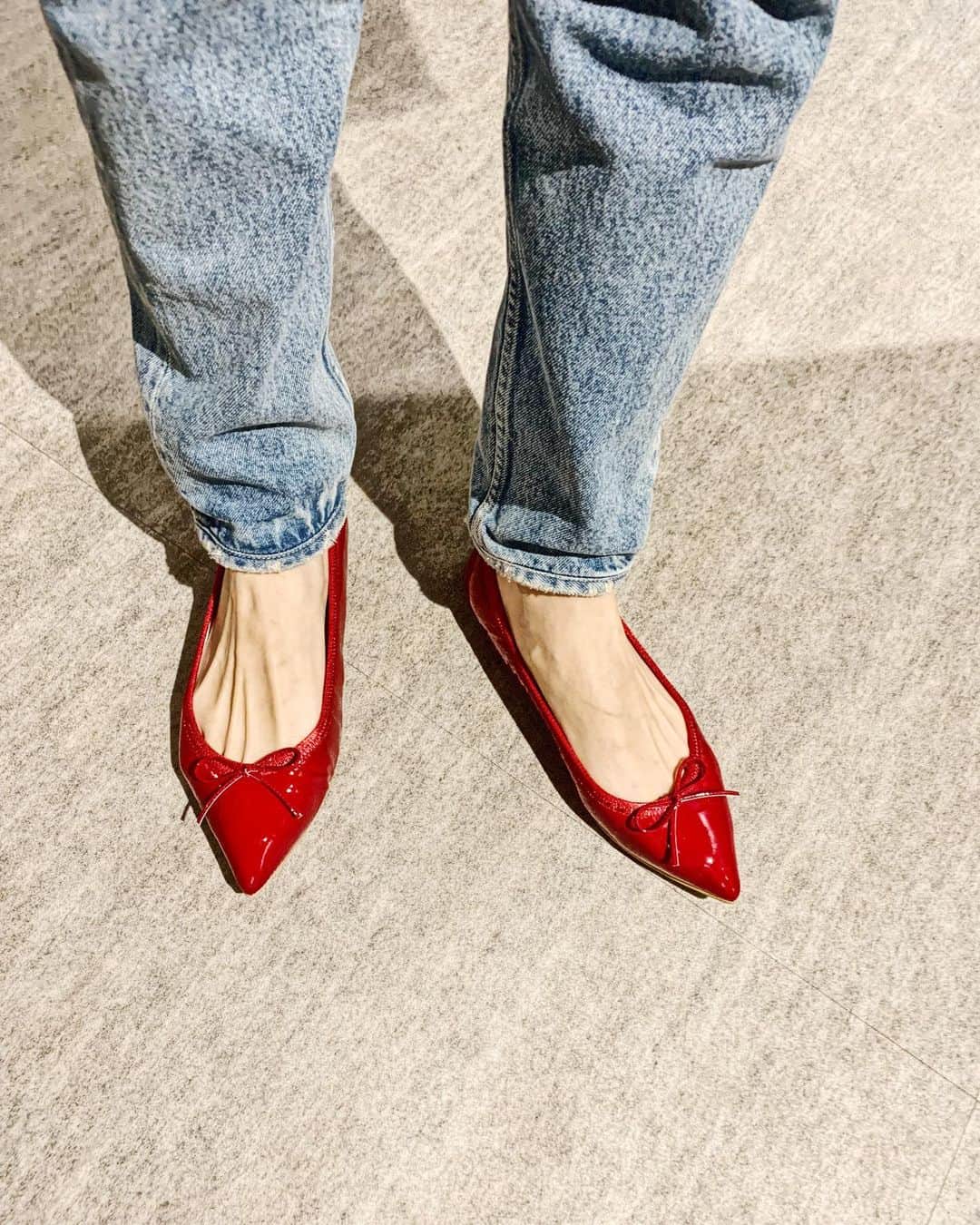 宇井愛美のインスタグラム：「赤い靴💄❤️ . . . . . @kurun_official  @ceueu.japan  #kuruntokyo  #céueu  #céueujapan #céueuデニム」