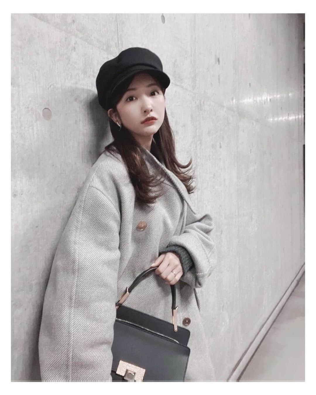 板野友美さんのインスタグラム写真 - (板野友美Instagram)「昨日、今日と寒いね🥀❄️  久々の私服写真、 ふたがみくん（マネージャーさん）に たくさん撮ってもらったので せっかくだから全部載せちゃいます😚❤️  友chube（YouTube）のおかげで、 ふたがみくんがどんどん知名度上がって 会う方々に、『あ！噂のふたがみくんですね』と 声をかけて頂けて、私もとても嬉しいです🤣👍  #友Style #ootd #冬服」1月24日 15時09分 - tomo.i_0703