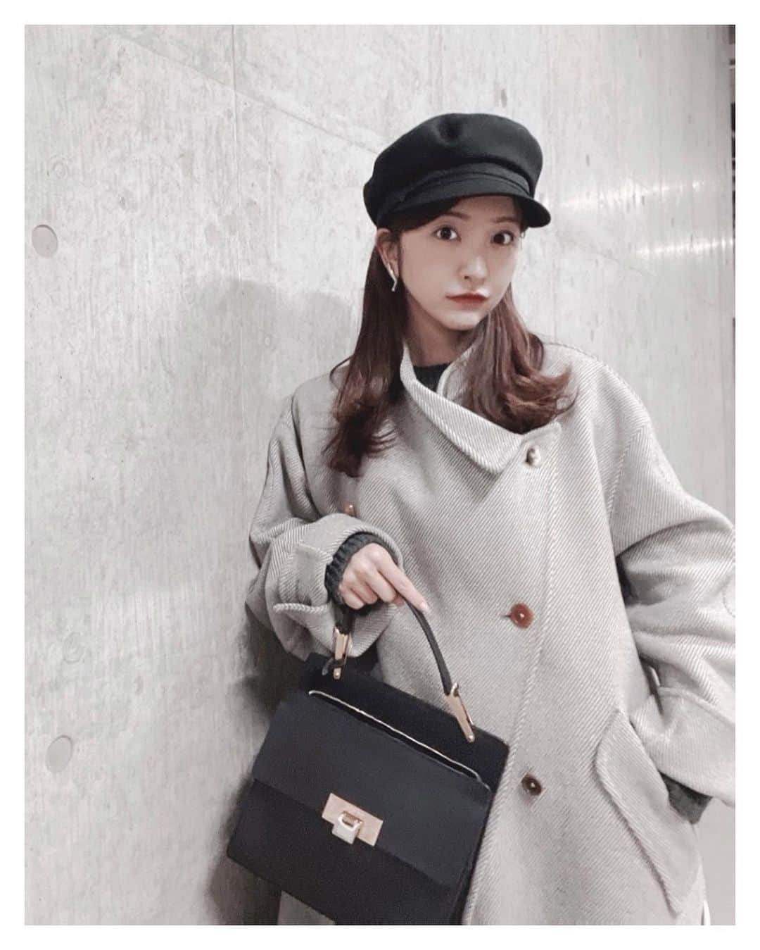 板野友美さんのインスタグラム写真 - (板野友美Instagram)「昨日、今日と寒いね🥀❄️  久々の私服写真、 ふたがみくん（マネージャーさん）に たくさん撮ってもらったので せっかくだから全部載せちゃいます😚❤️  友chube（YouTube）のおかげで、 ふたがみくんがどんどん知名度上がって 会う方々に、『あ！噂のふたがみくんですね』と 声をかけて頂けて、私もとても嬉しいです🤣👍  #友Style #ootd #冬服」1月24日 15時09分 - tomo.i_0703