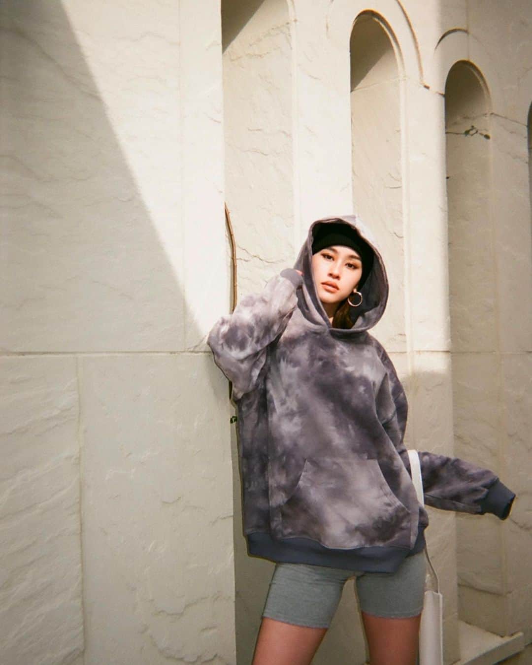 安田唯のインスタグラム：「📷by @muchusaichu   Hoodie : @shaggie_official   Biker pants: @bionicman05 × @mona712   Beanie: @_juemi_   Bag: @verdy × @see.you.yesterday.2017  ShaggieさんのアイテムはZOZOTOWNにて、本日限定¥1,000offになるクーポンが配布されているよ！23:59までだからチェックしてみてね🆓  #shaggie #shaggie_ootd」