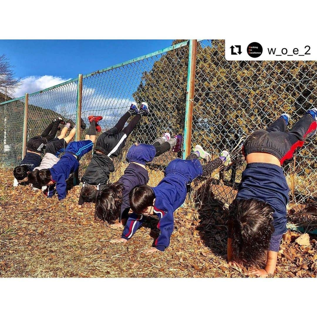 岡部紗季子さんのインスタグラム写真 - (岡部紗季子Instagram)「“ TEAM Gymnastics👍🏽👍🏽 Repost from @w_o_e_2 #gymnastics #handstand #倒立 #逆立ち #ハンドスタンド #体操 #🤸🏽‍♀️ #🤝 . . . 外で体操するのもすごく気持ちいい！ 落ち葉がマット代わりに🍂 自然のパワーってすごい🌞♥️ . . 子どもたちもいつもホールとかで体操やってるのが普通だから、 こうやっていつもと違う環境でやると、 テンション上がってやる気まんまんでやる子も、 手を地面につけるの嫌がる子も！ いつもぜんぜん逆立ちやらない子がやってみようかなって挑戦してくれたり、 いつもと違ういろいろな刺激や感覚を感じてやることができます！ . . . いつもと変わらない日常が さかさまになるだけで新しい日常に🤸🏽‍♀️✨」1月24日 15時17分 - sakiko_okabe516