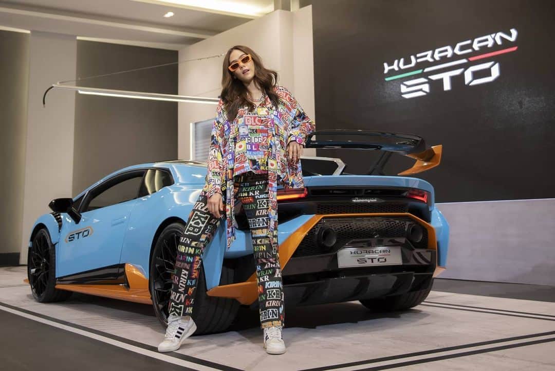 Araya Alberta Hargateのインスタグラム：「Huracán STO: From racetrack to Bangkok 😎 @lamborghinirenazzomotor」