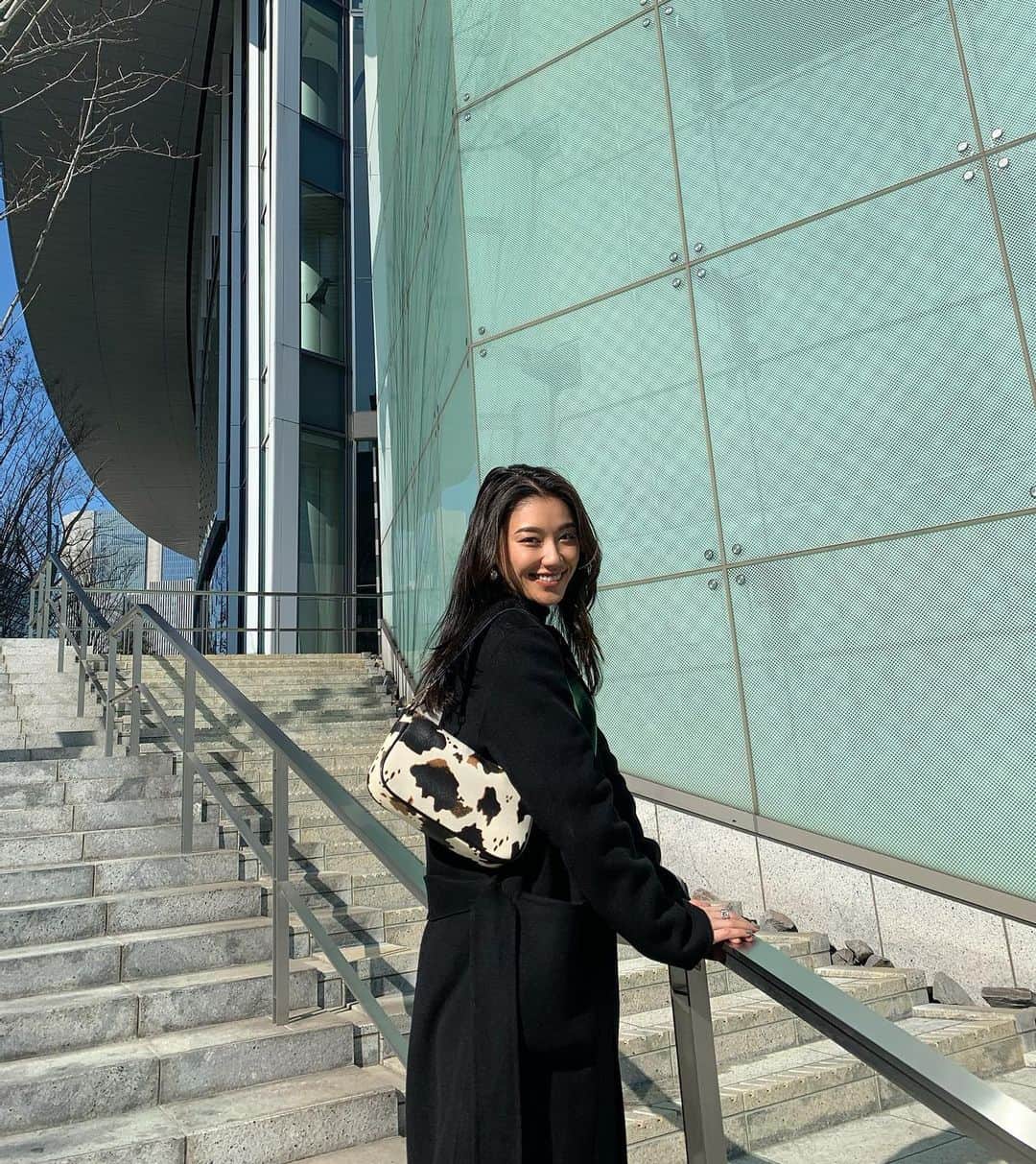 松本優のインスタグラム：「. . モデルをさせていただいてる @shaggie_official のお気に入りアイテム💚💙 . 『COW柄スクエアワンハンドルバッグ』が1.2枚目の写真🐄♡ . 『タイダイ柄BIGパーカー』が3.4枚目を参考に☁️ . 私服で本当に#shaggie のアイテムが多くて学生さんにもありがたいお手頃価格でドストライクな商品がおおくておすすめ！！！！ほんまに！！！ . なんと！本日🌈1日限定1000円オフクーポンが配布🤩おみのがしなく！！ . #shaggie_ootd」