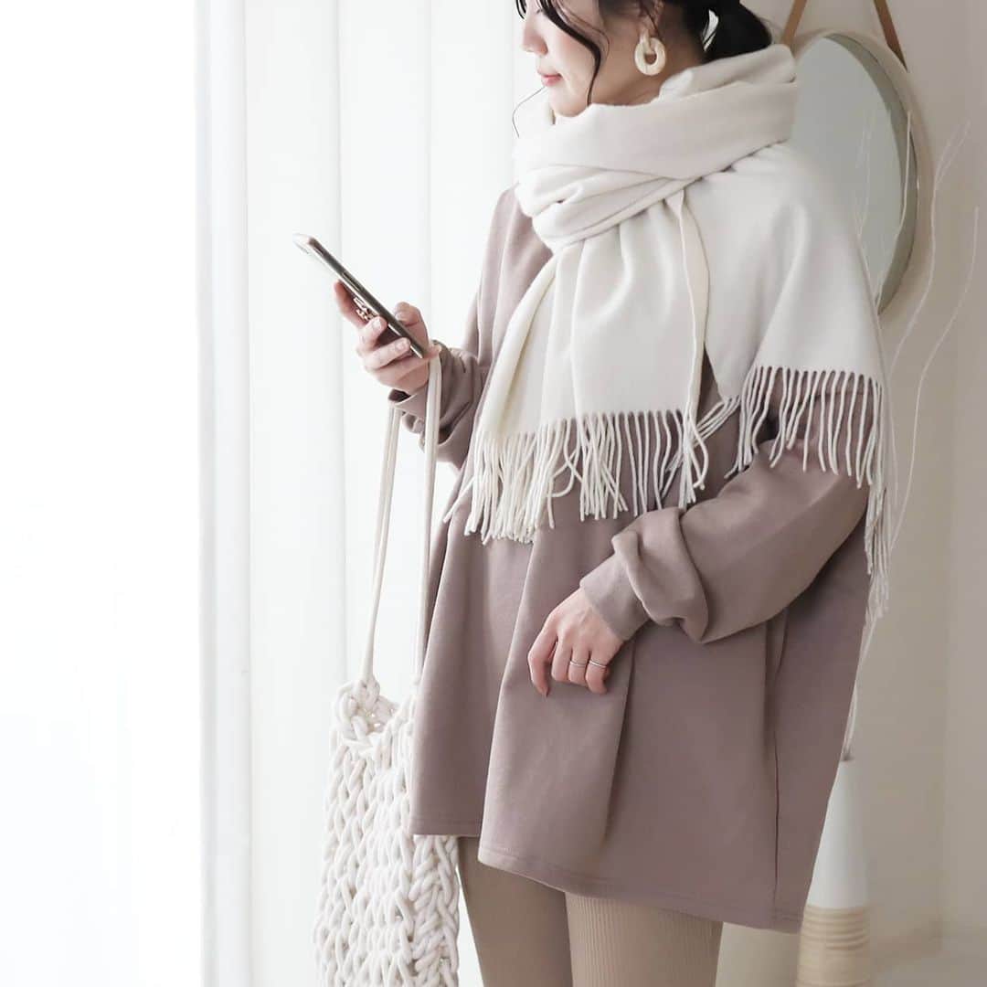 Eri Satoのインスタグラム：「【beige×ivoryコーデ】 · tops: @reca_official (180734) bag:@discoat_official  · トップスは @reca_official の 裏起毛ボリューム袖・ゆったり薄手スウェットです☺️ ゆったりシルエットらくちん～💛 · 雪···東京はやっぱり全然でしたね🙄 · · #reca #recaコーデ#高身長コーデ#ママコーデ#カジュアルコーデ#ニットコーデ#レイヤードコーデ #fashion#ootd#outfit#code#coordinate#style#ファッション#コーディネート#コーデ#プチプラ#プチプラコーデ#mamagirl#locari#partegram#カジュアル#お洒落さんと繋がりたい#pr」