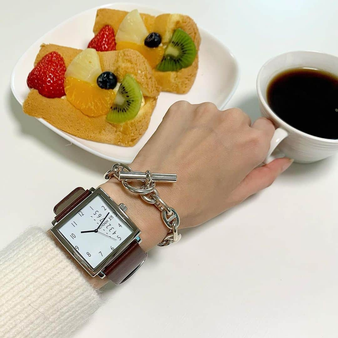 michikoのインスタグラム：「new watch ＊ ＊ お気に入りは色違いで欲しくなる(๑>◡<๑)  @nomonday_jp の腕時計⌚️ デザインシンプルだけどカッコ良いから大好き❤︎ バレンタインやホワイトデーの贈り物にも素敵です🎁 10%OFFになるそうなので、是非お使い下さい！ クーポンコード→【micciau123】 ＊ ＊ ＊ #nomonday #ノーマンデー #腕時計 #時計 #手元倶楽部 #腕時計コーデ #腕時計くら部  #カジュアルコーデ #大人カジュアル #シンプルコーデ #大人ファッション #fashionista #fashiongram #instagood #instafashion #coodinate #watches #watch #instawatch #アクセサリー」