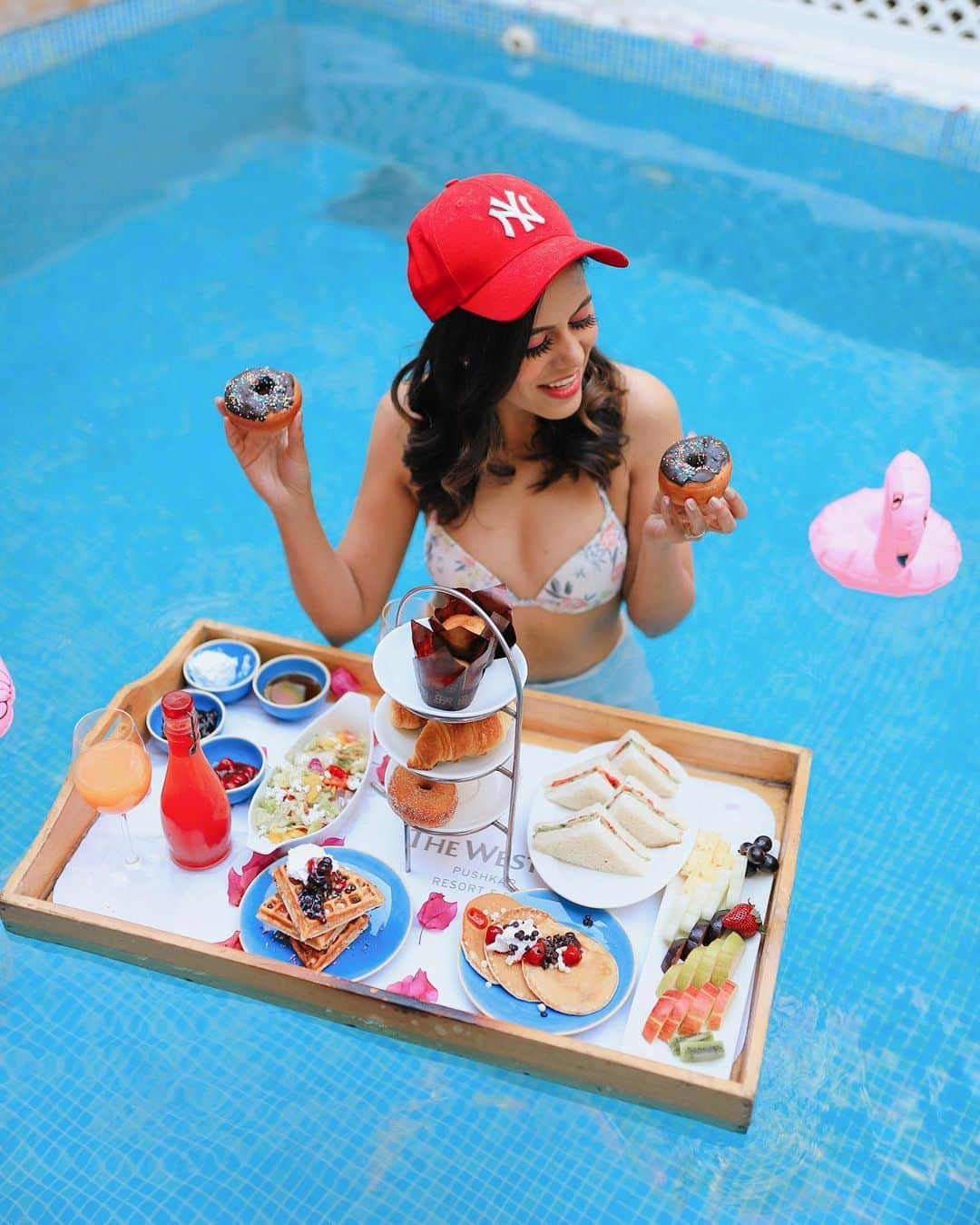 Aakriti Ranaさんのインスタグラム写真 - (Aakriti RanaInstagram)「Biggini shoot 😂  Check out my floating breakfast 🥞 Yummy in my tummy! Had this amazing pool all for myself at @thewestinpushkar 🤍  Stay tuned for more!   📸 @aditya_rana  #aakritirana #floatingbreakfast #breakfast #brekkie #pool #poolvilla #westin #pushkar #traveller #travelblogger #indiantravelblogger #bigginishoot」1月24日 15時34分 - aakritiranaofficial