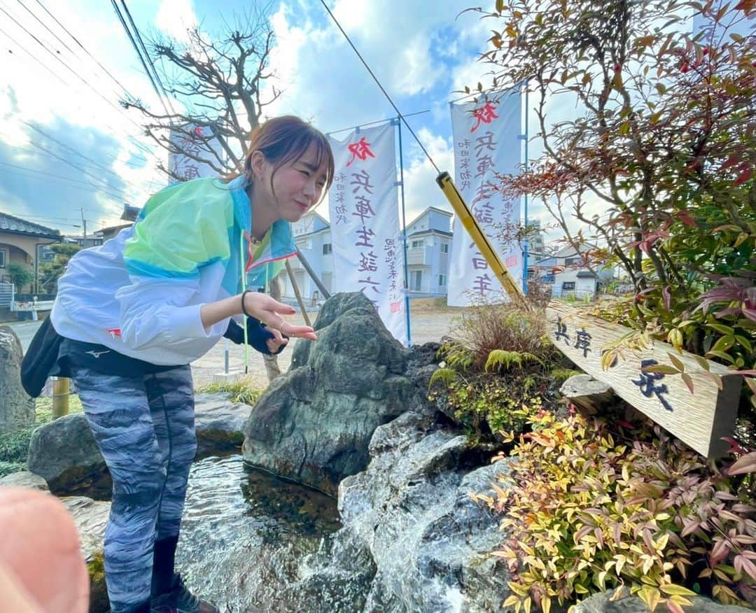 立石純子さんのインスタグラム写真 - (立石純子Instagram)「ひょえ〜　 寒い日が続きますね😭✨　　  雪が少し見たいな…なんて思ってしまいましたが、 交通面に影響がなくてよかったです☺️　 　 先日、おいしい水を飲みに　 そして気持ちよく走りに　 お友達と秦野の街へ😊👟✨ 　 こうして故郷の街に興味を持ってくれて、やってみたい！行ってみたい！って思ってもらえるのって　 とっても幸せなことですね。　 　 お仕事でいつもお世話になっている皆様にも沢山会えよき旅ランでした☺️✨　 　 　 色々巡りすぎて、思ったより時間がかかってしまい、帰りは寒い寒い言いながら帰宅…笑　 次回はもう少し時間の管理うまくできるようになろう…笑。 　 　 写真は秦野名水を使ったおいしいお豆腐屋さんがある〝三河屋〟さんにて♪ 豆乳、おいしいんだな〜😭🤤 　 #running #ラン #sport #秦野 #名水 #次回は #もう少し上手になりたい #豆乳  #おいしい #水 飲むと #この顔 になります #笑 #嬉しかったな #空 #自然 #sky #water #clear #pure #yammy #enjoy  #三河屋 #絶品#豆腐  #お気にいり #兵庫の泉  #instadaily #photooftheday #旅 #trip」1月24日 15時35分 - junkokokotateishi