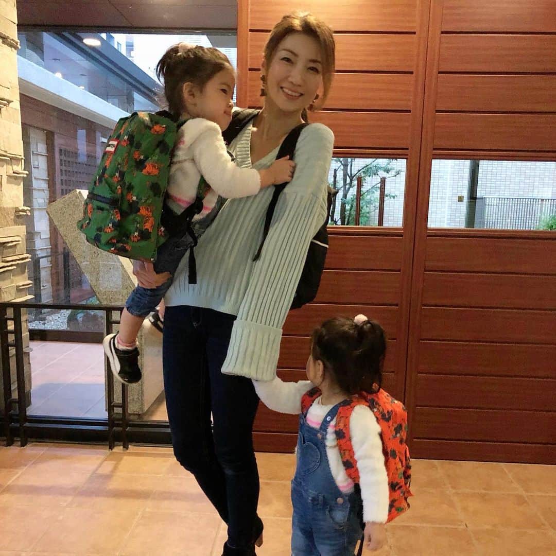遠近由美子のインスタグラム：「バックパックってあまり使ったことなかったんだけど、双子とのお出かけで両手があくって、やっぱりすごーく便利だな。  今年公開の映画ピーターラビット2とHUNTERのコラボバックパックをいただいたので、親子お揃いで、ご近所散歩🐰🐰　　  ピーターラビット好きな我が家の双子さんは、家の中でも背負ったまま。中には… ピーターラビットの（結構大きめの）ぬいぐるみがむぎゅっと、入ってます😂笑  #ピータラビット2 #ハンター #hunter #バックパックコーデ #リュック女子 #親子コーデ #双子ママ  #peterrabbit」