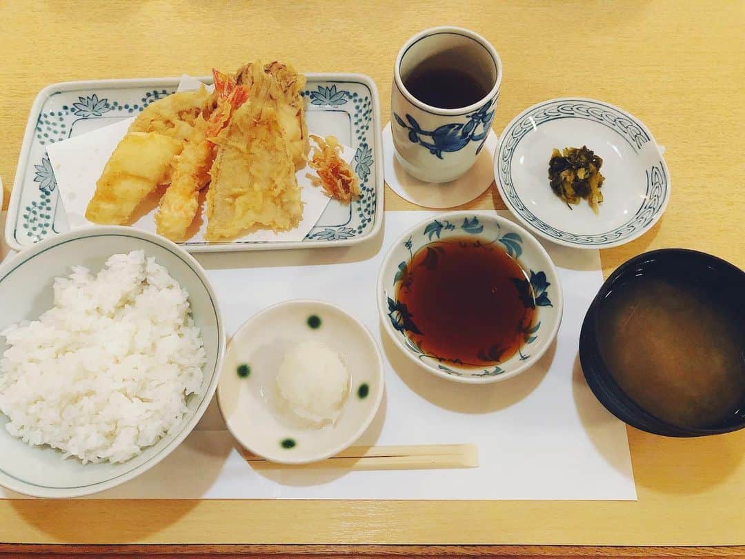 山脇千文美のインスタグラム：「昨日食べた天ぷら〜 #新宿 #つな八総本店 #天ぷら #ランチ #贅沢」