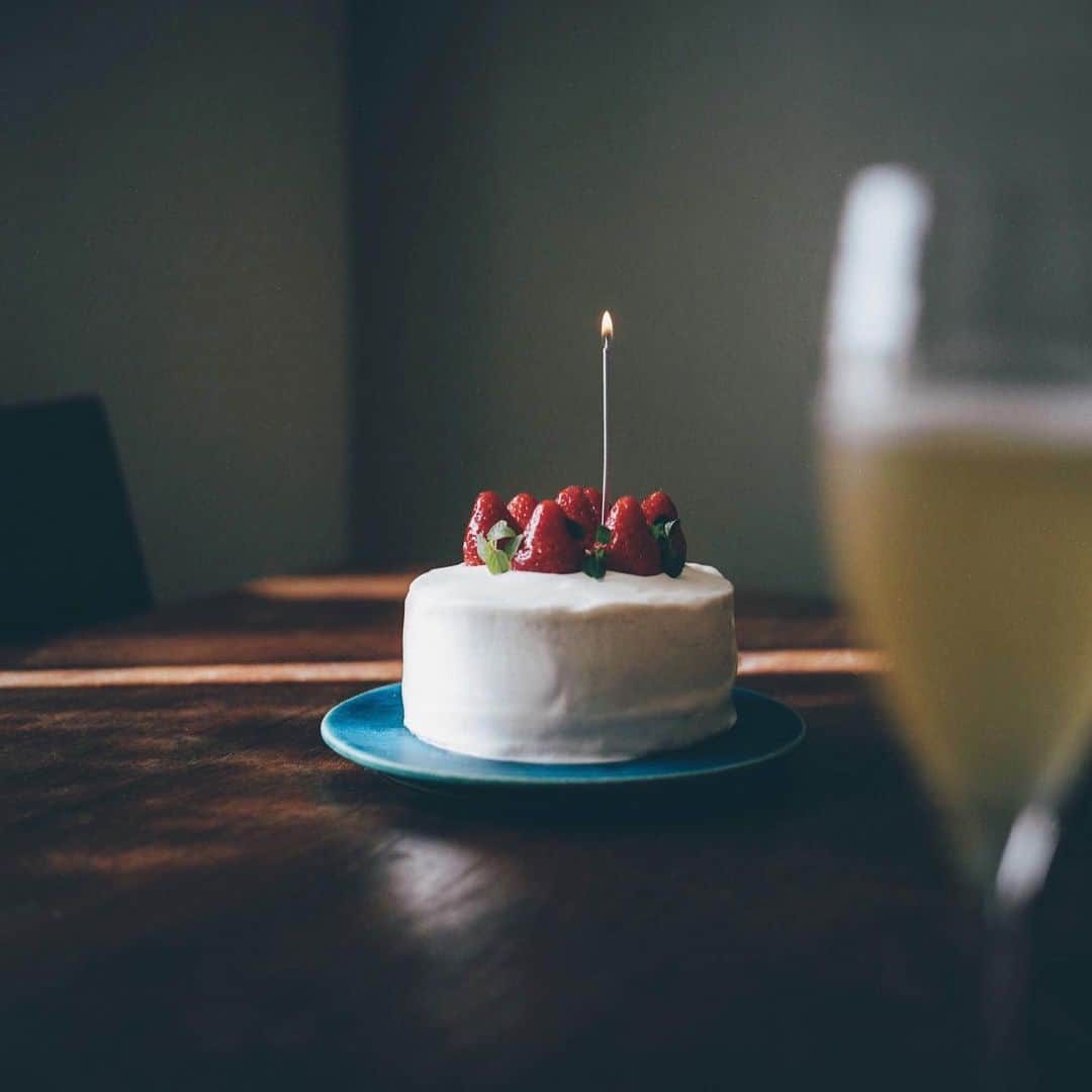 のインスタグラム：「2021 first Rollei Life  homemade birthday cake iii  今年もRolleiflex 1枚目に撮ったのは TさんのBDay cake  デジタルでも残したけど 息をひそめて必死にピント合わせした フィルムの1枚 これからも大切に ショートケーキはまた来年  2枚目はバスク旅の1枚 フランスのサール村でのお散歩 美しい山の景色とTさん 遠くからこっそりね  #miki_life_cake #rolleilife」