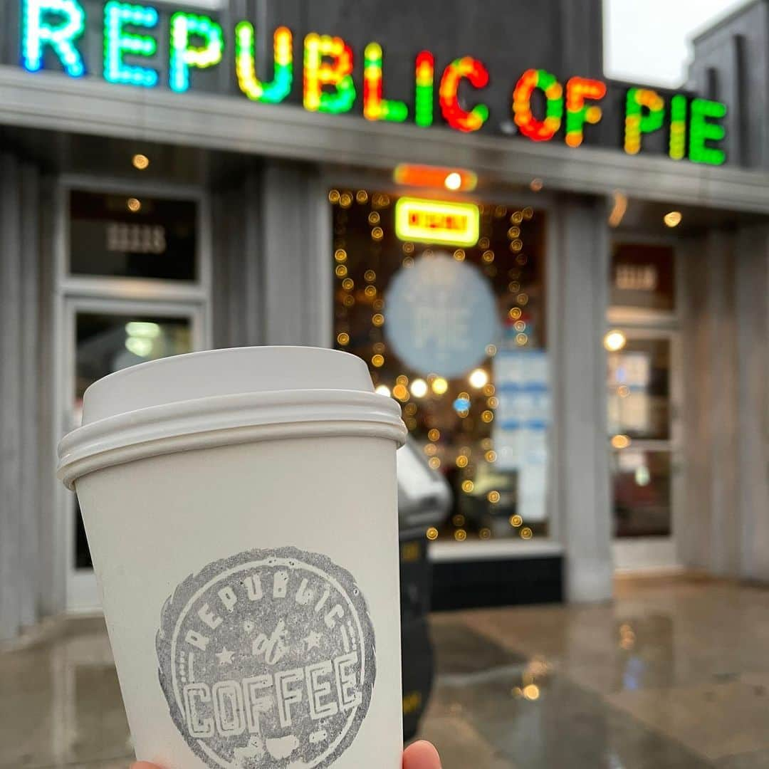 空まどかさんのインスタグラム写真 - (空まどかInstagram)「・ ・ 📍Republic of Pie ・ They have the best chai tea latte I’ve ever had💜 ・ ここのチャイティーラテが最高なんだなー。 今日はビタラジの生放送中に近所お散歩して、 ティー買いに行ってみたよ。 忙しそうなのにラテアートまでしてくれた♡ ちなみにパイも激うま🤤🤤 ・ I just hope I can sit and drink a tea inside someday soon☕️✨✨ ・ ・ #losangeles #teatime #caffe #tealover #justthewayyouare」1月24日 15時46分 - sky_madoka