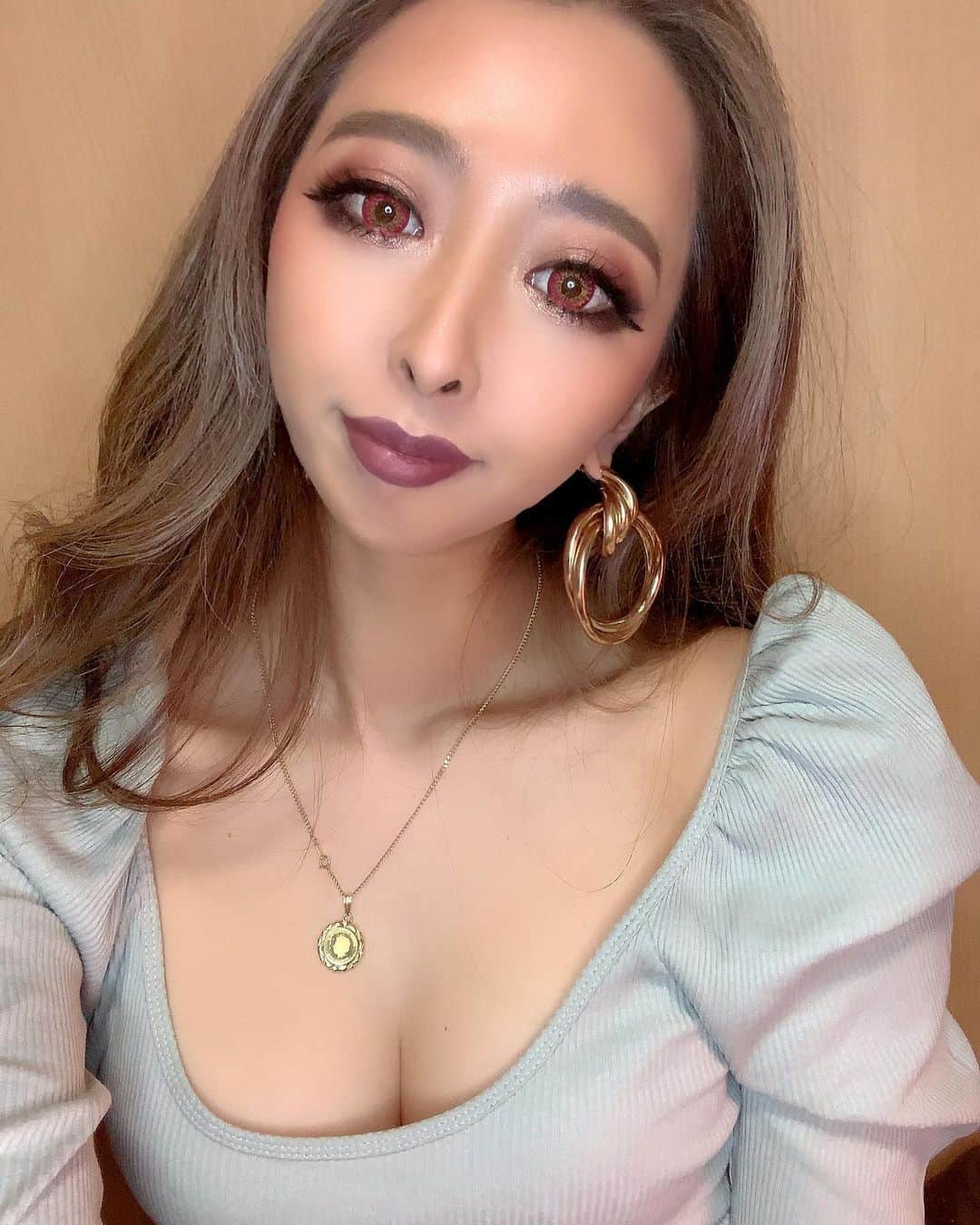 まあーか（まかたん）のインスタグラム：「. タギッてしまいます〜🫀🧠🫁💸 #賭ケグルイ #ブラウンのカラコン飽きてきた .  #selfie#黒肌 #instagood #follow  #冬コーデ#海外ファッション#ootd#セルフィー#エステ#レザーコーデ黒ギャル #トレーニング #尻トレ #眉アートメイク #エステ#美肌ケア#美容#サロン#カラコン#バレイヤージュ#2021#🐮#ツインテールアレンジ #髪改善トリートメント #映画鑑賞#賭ケグルイ#蛇喰夢子 #浜辺美波」