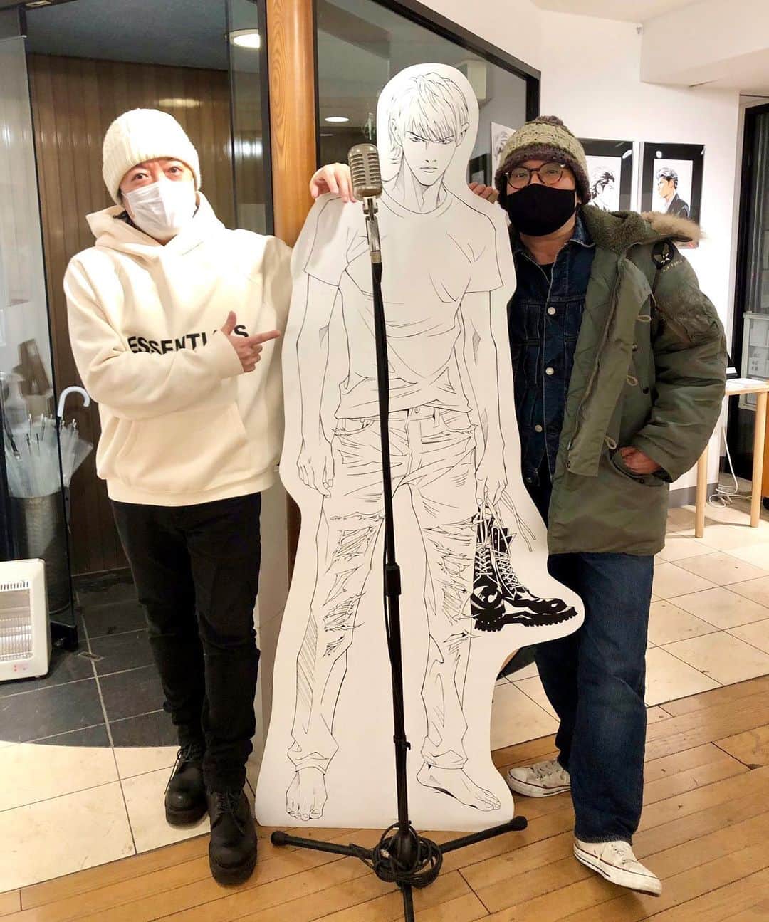 江口寿史のインスタグラム：「昨日は今作ってる画集で最後に残っていた見開きページをウエスギさん( @mach55go )のスタジオで一緒に作って、リベストでやってる上條くんの個展に顔出して、ちょうど閉廊時間となった上條くん誘って三人で「たか坂」で飯。 今夜は雪になります関東平地でも積もりますと断言してた予報は全然当たらず、雨は夜更け過ぎても雪に変わらなかった。つまんないの！！」
