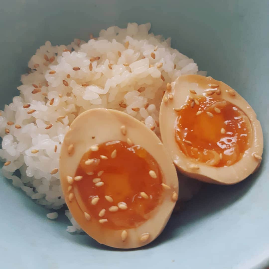 TOKIEさんのインスタグラム写真 - (TOKIEInstagram)「縁起物の大寒卵、今年は味付け半熟卵で。 万能ネギ無かったのでゴマトッピング、白飯食べ過ぎちゃうよね🍚」1月24日 15時44分 - tokieofficial1