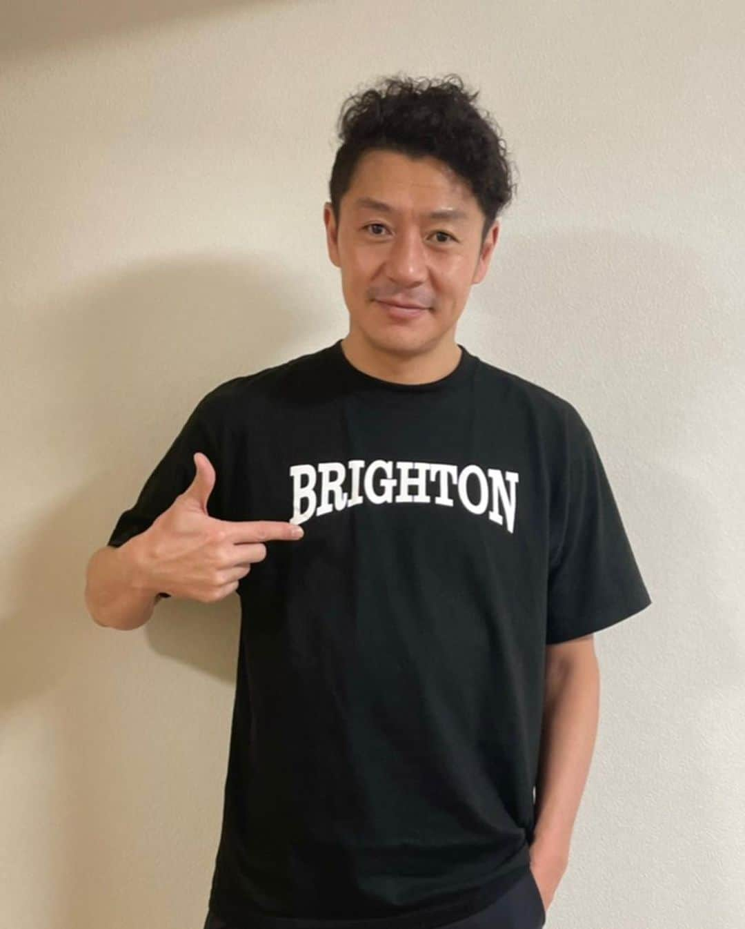 河合竜二さんのインスタグラム写真 - (河合竜二Instagram)「FC西武台シニアのえびちゃんからBrighton cafe Tシャツ&キャップ いただきました🙇‍♂️  西武台卒じゃないのにありがとう😂  Brighton cafeは埼玉県川越市にあるのでお近くにお住まいの方は行ってみてください‼️  オーナーえびちゃんの一発芸は必見です笑笑」1月24日 15時44分 - ryuji.kawai444