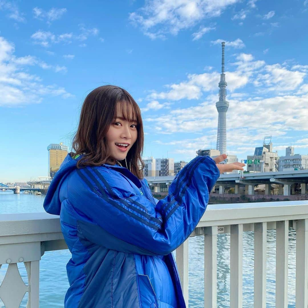 山崎怜奈さんのインスタグラム写真 - (山崎怜奈Instagram)「先日ストーリーにあげたのですが、投稿で残してほしいと以前質問箱に来ていたので☺️  毎週(月)21:54〜レギュラーで出演させていただいている、テレビ東京系「東京GOOD!」のオフショットです！ いい天気だった🌤  #スカイツリー #東京GOOD #撮影時のみマスク外してます」1月24日 15時45分 - rena_yamazaki.official