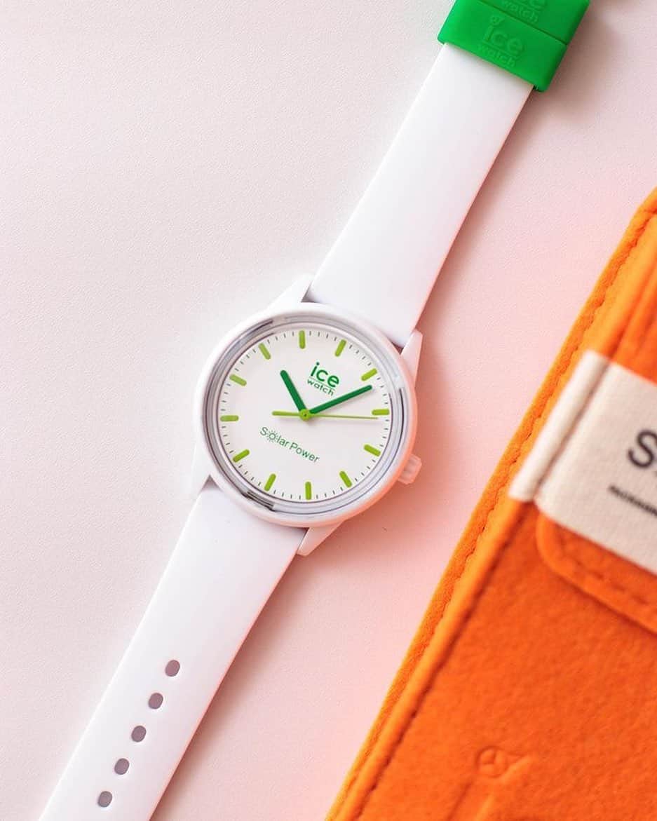 のインスタグラム：「Simply expose it to natural or artificial light to charge, then sit back and enjoy as it lasts and lasts! ☀️ It comes in a reusable felt pouch made from recycled plastic bottles ♻️ (📸 @pauuuulette) #icewatch #changeyoucan #icesolarpower #solarpower #sun #sustainablefashion #ecofriendly #style #nobattery #green #ecoresponsable #sustainability #ecology #watch」