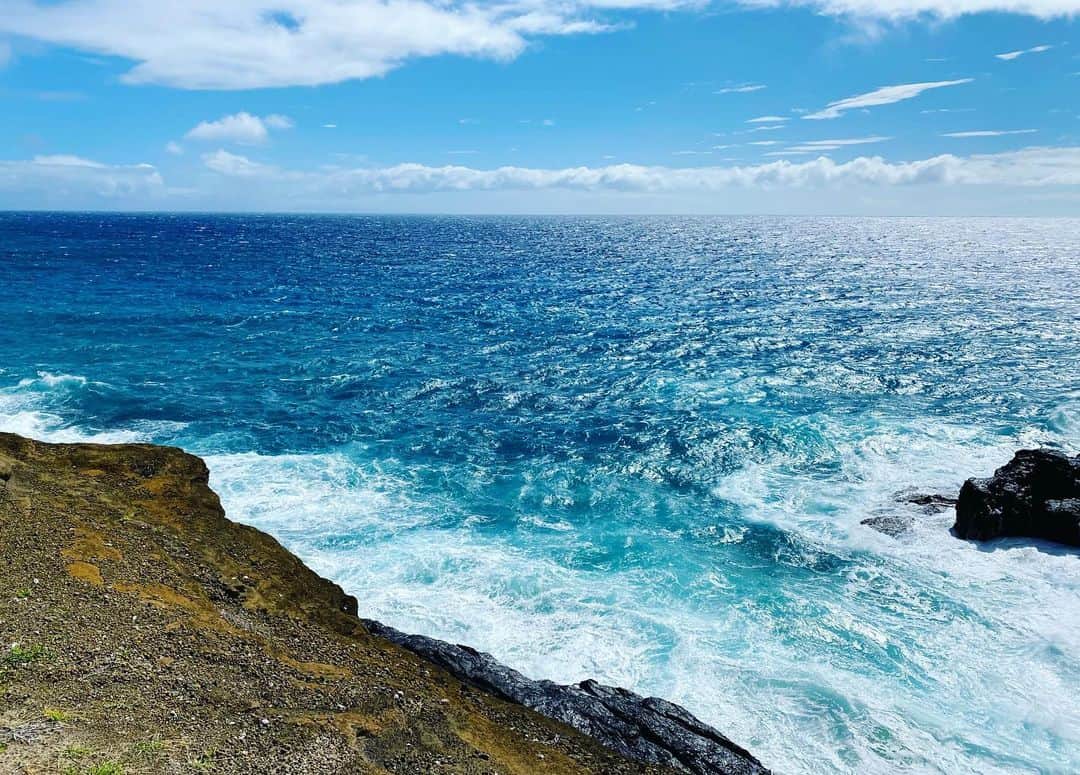Mieのインスタグラム：「Halona Blowhole💙 ハロナはハワイ語でlookout（展望台）って意味なんだって✨ 『展望台から見える潮吹き岩』  3枚目は見事な潮吹きの瞬間！  今日はクジラさん見えるかなー？！とこちらまで足を運んでみたけど、 残念ながら出逢えず。。。  また再トライしてみようっと💙 今度は山に登って見渡してみよう。  話はかわりみんな先日は励ましてくれてありがとう🙇‍♀️ みんなの言葉で気持ちも心も軽くなったし、やっぱり人に話すって癒しになる😊🙏 相談に乗ってもらえたり話を聞いてもらえるだけでもすごく心の重荷が軽くなったり。  心からみんなに感謝しています💙 ではでは素敵な週末を💙」