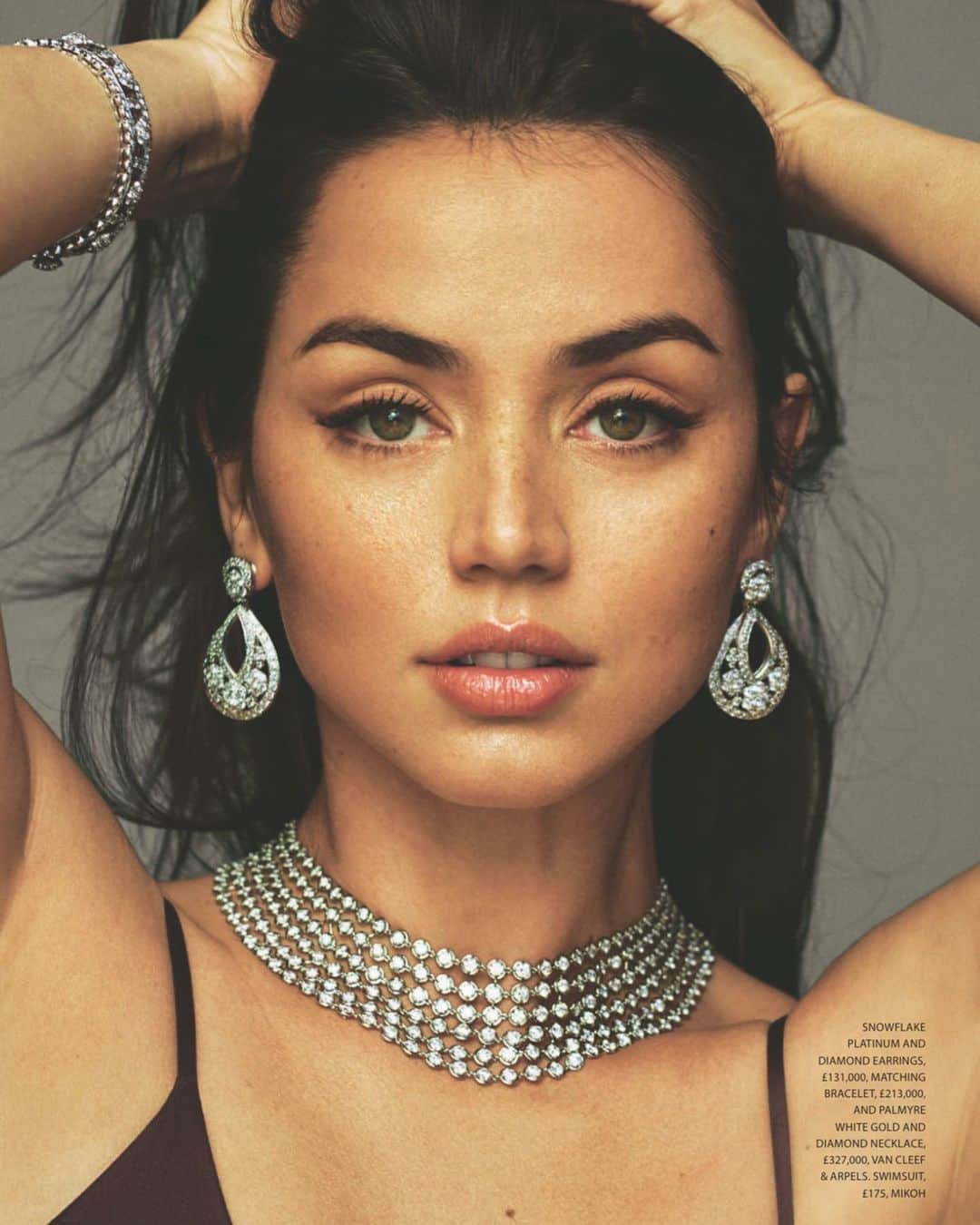 アナ・デ・アルマスのインスタグラム：「@onlynaturaldiamonds 💎 x @theststyle by @thomaswhiteside ✨ @karolynpho  @melaniemakeup  @lonavigi」