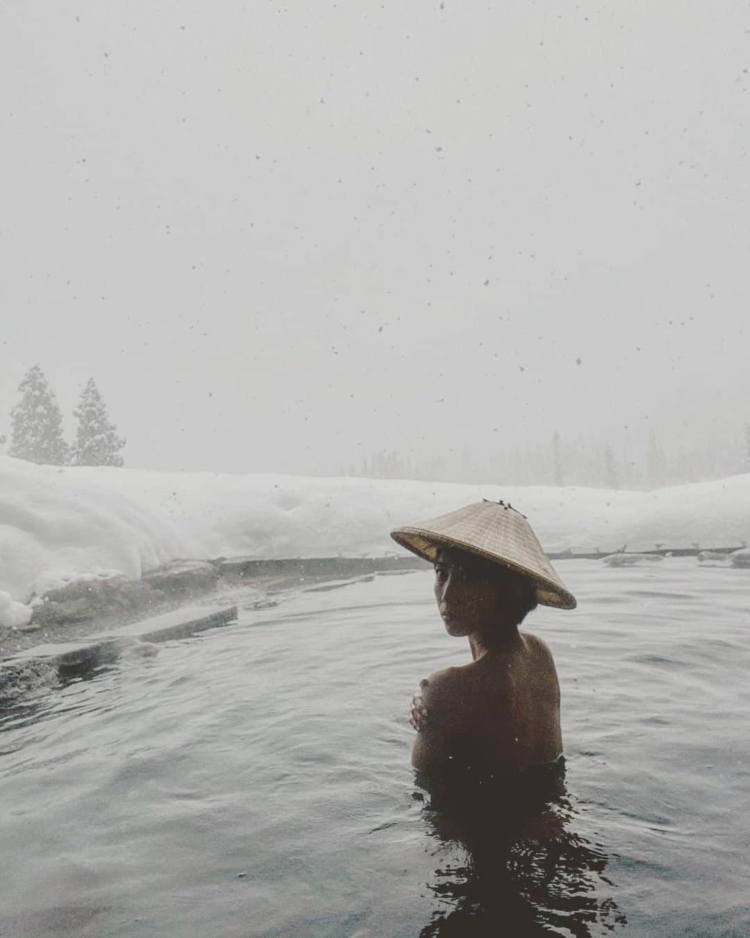 渡辺由布子さんのインスタグラム写真 - (渡辺由布子Instagram)「☃️  ずっとずっと寒い冬が苦手で、 出来る限り避けて来たけれど、 今しか出会えない景色や経験が そこにあると思うと 無性に会いたくなるし いとおしくもなる。  #雪見風呂 #雪見温泉  #笠  #雪景色 #銀世界 #露天風呂 #野天風呂  #朝風呂  #絶景温泉  #snowday #snowy #snowman  #hotsprings  #bathtime #wintertrip  #JapanTrip #DiscoverJapan #tbt🔙📸   📍 @satoyamajujo (#里山十帖 ) #MinamiUonuma (#南魚沼 ) #Niigata (#新潟 ) #🇯🇵」1月24日 15時57分 - watanabe_yuko