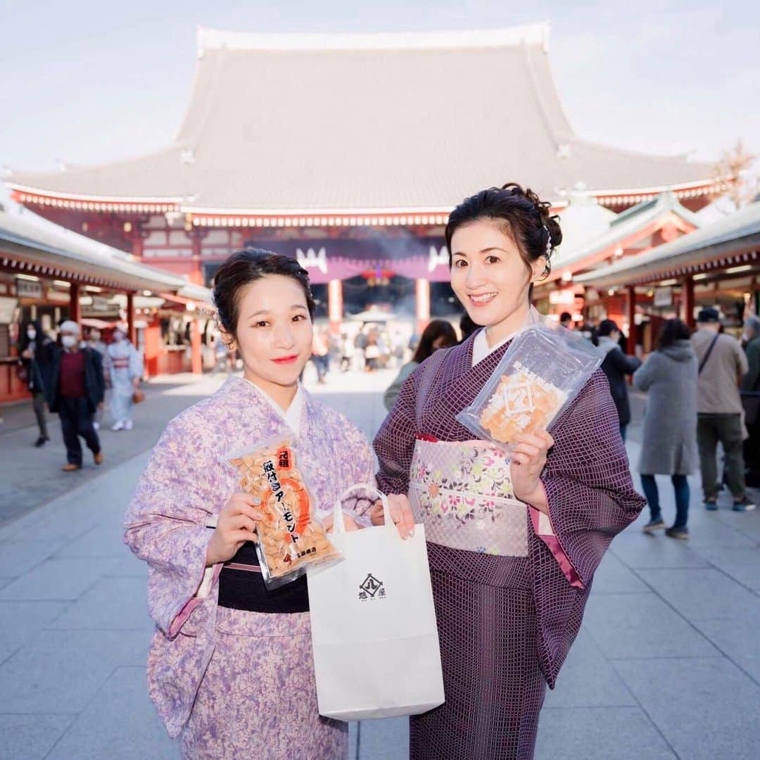 世手子さんのインスタグラム写真 - (世手子Instagram)「Back-order sweets and walk around Asakusa👘 Enjoy Sensoji Temple in kimono(*´ω`*) Almonds and dried fruits are great souvenirs🍎🥜 @hatoyasyouten  #築地鳩屋商店 #殻付きアーモンド と #浅草散策 (●´ω｀●) @kimonostudiokyo #着物スタジオ京 で着付け（＾_＾） #鳩屋商店 の #ドライフルーツ 🍎 手が止まらなくなるw #手土産 としてもおすすめ♪( ´θ｀)ノ @akarisano あかりんと #着物 #和装 には手を汚さない #乾き物 がぴったりo(^_^)o 散策中はもちろんマスクしてるよ٩(^‿^)۶ 今日も#レコーディング 頑張る💪」1月24日 16時00分 - rojide