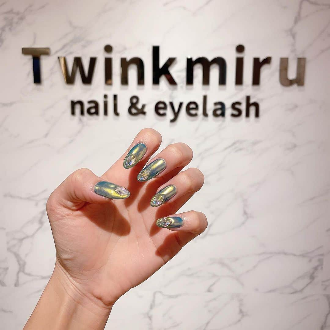 NAHOさんのインスタグラム写真 - (NAHOInstagram)「#newnail 💎✨ . . @twinkmiru さんでキラキラねいる💋 前回の先端スワロが可愛すぎてリピ♡ 今回は色違いにしてもらったよ💅💚 自爪もいい感じに伸びてるから長さも形もとっても綺麗💕 いつもありがとうございます☺︎🌈 . 可愛いパーツたーくさん揃っててほんと毎回楽しい😝💋 . . #cyberjapan #cjd_naho #cyberjapandancers #nail　#beauty #nailsalon #twinkmiru #twinkmirunail #omotesando #ネイル #ネイルデザイン #サイバージャパン #サイバージャパンダンサーズ #NAHO #ダンサー #表参道 #ネイルサロン #キラキラネイル #ホワイトネイル #ミラーネイル」1月24日 16時03分 - naho25__kai_noa