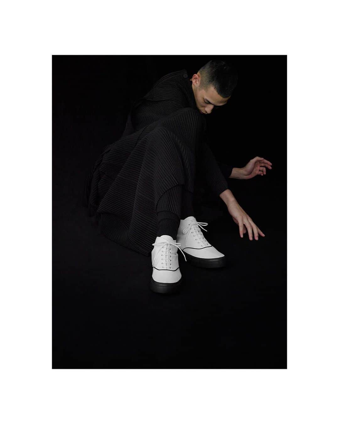 HOMME PLISSÉ ISSEY MIYAKE Official Instagram accountのインスタグラム：「The second series of the shoes project for HOMME PLISSÉ ISSEY MIYAKE and ANATOMICA's sneaker ”WAKOUWA" will start from Monday, February 1st.  Visual Direction & Styling / Tsuyoshi Nimura Photography / Katsuhide Morimoto  #hommeplisse_isseymiyake #hommeplisse #isseymiyake #anatomica #wakouwa」