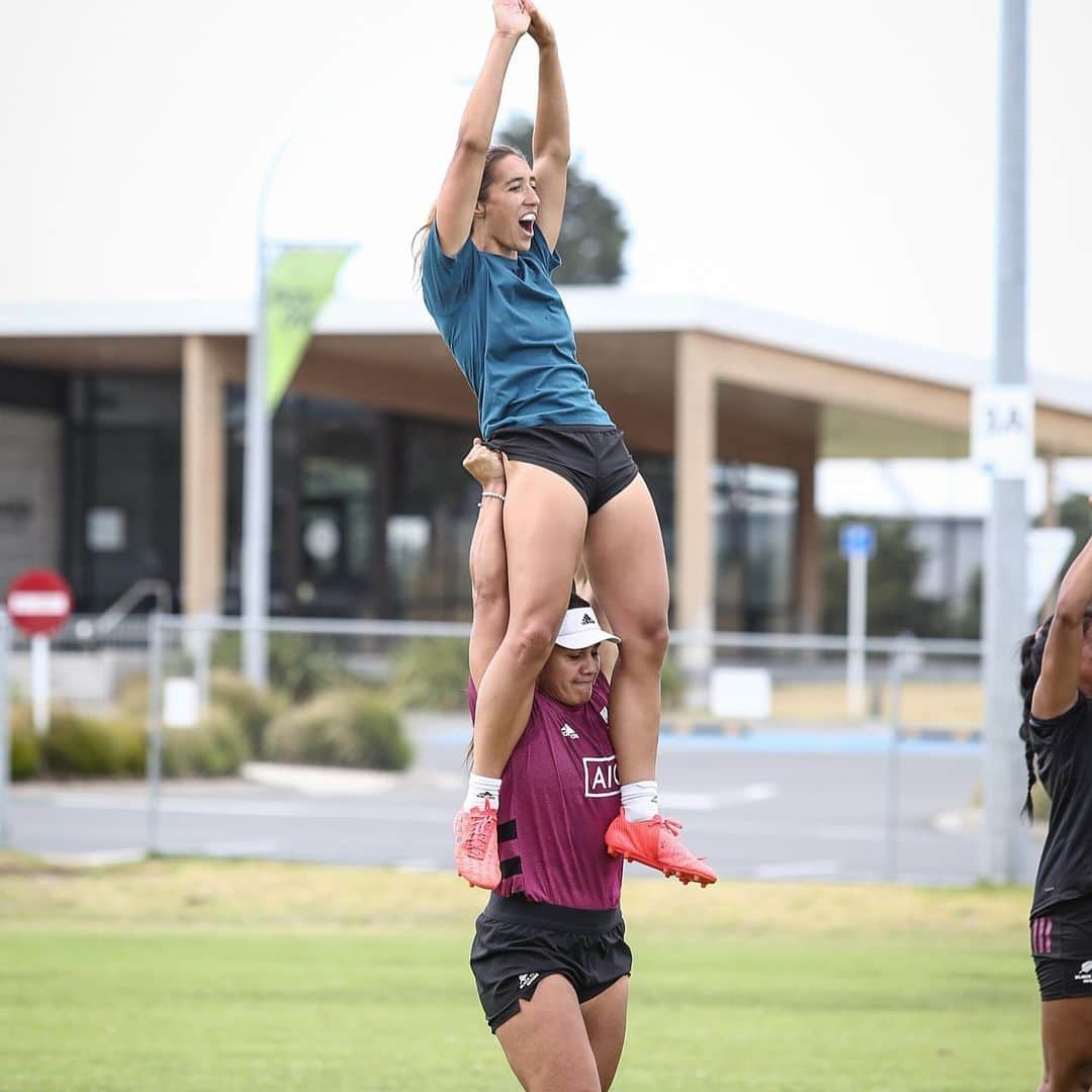 サラ・ゴスのインスタグラム：「Celebrating small wins, especially when the sis gets a full lock out 💪🏽 #week3   📸 @rachaelwhare」