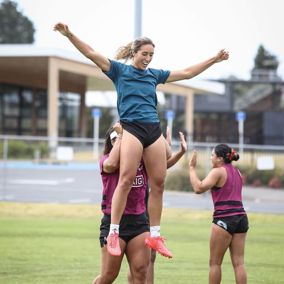 サラ・ゴスさんのインスタグラム写真 - (サラ・ゴスInstagram)「Celebrating small wins, especially when the sis gets a full lock out 💪🏽 #week3   📸 @rachaelwhare」1月24日 16時09分 - sarah.hirini