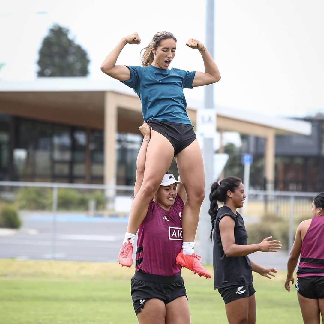 サラ・ゴスさんのインスタグラム写真 - (サラ・ゴスInstagram)「Celebrating small wins, especially when the sis gets a full lock out 💪🏽 #week3   📸 @rachaelwhare」1月24日 16時09分 - sarah.hirini