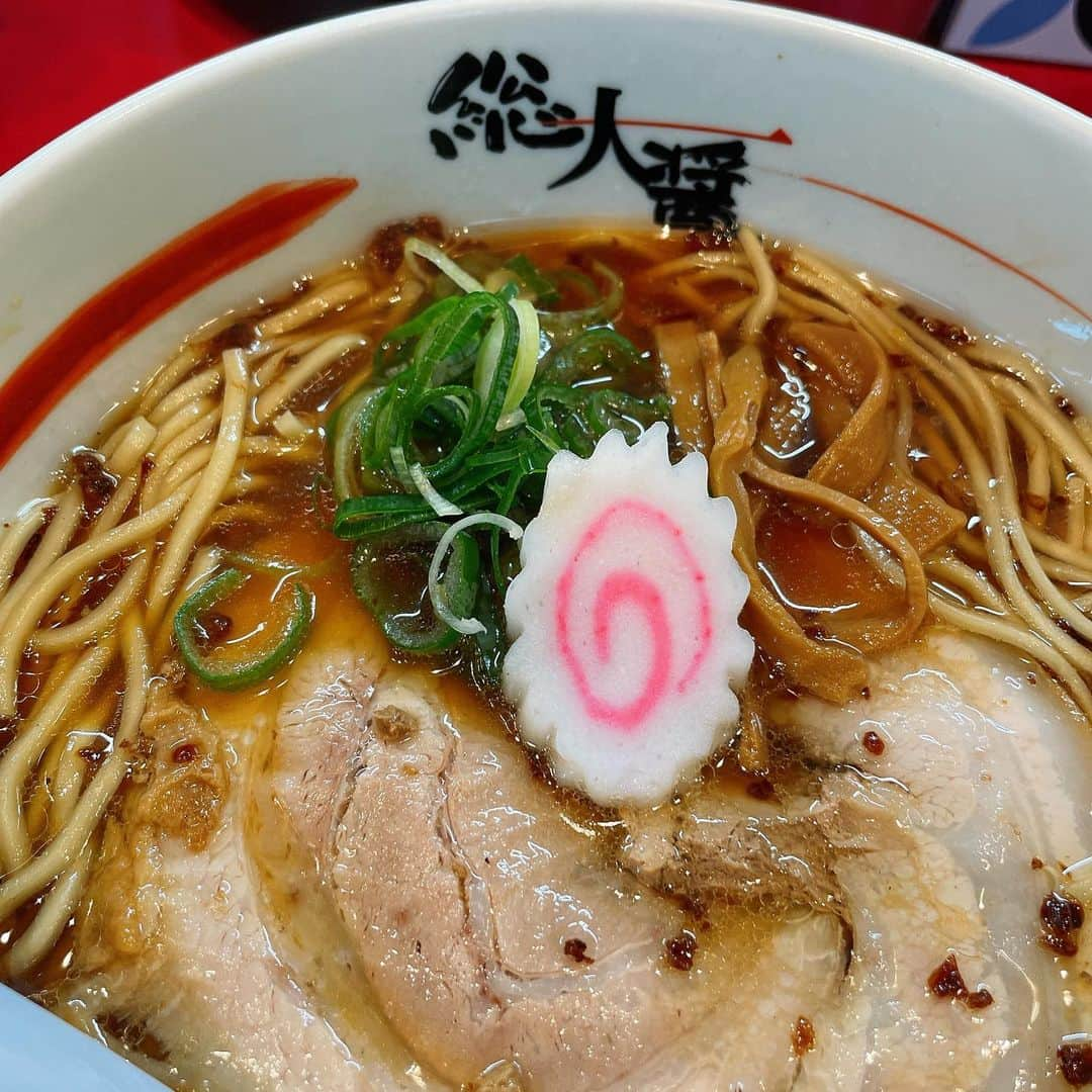 あやつるぽんさんのインスタグラム写真 - (あやつるぽんInstagram)「... 総大醤 . . . ラーメン行ってきたぁ 13時前タイミングよく 2組待っただけではいれたけど 雨やのにもかかわらず 出るときには結構並んでたー ラーメンは並んでても 回転早いからいいんよなぁ☺️ , 醤油ラーメン なるとのってるの可愛い . 自粛期間中の為20時までの営業です . . 谷町線天神橋筋六丁目駅 11出口より西へ徒歩3分 谷町線中崎町駅からでも徒歩5分 . 営業時間 11:00～24:00 定休日 無休 . 営業時間・定休日は変更となる場合がございますので、ご来店前に店舗にご確認ください。  新型コロナウイルス感染拡大により、営業時間・定休日が記載と異なる場合がございます。ご来店時は事前に店舗にご確認ください。 . . . #関西ラーメン #大阪ラーメン　#ラーメン #ラーメンインスタグラム #大阪グルメ #関西グルメ #関西 #大阪　#ラーメン好きな人と繋がりたい #ラーメン大好き #ラーメン部 #食べすたぐらむ #食べスタグラム #醤油ラーメン　#総大醤 #中津　#天神橋筋六丁目 #天六　#天六グルメ #天神橋筋六丁目グルメ #天六ラーメン #天六ランチ #天神橋筋 #塩元帥」1月24日 16時12分 - ayatsurupon