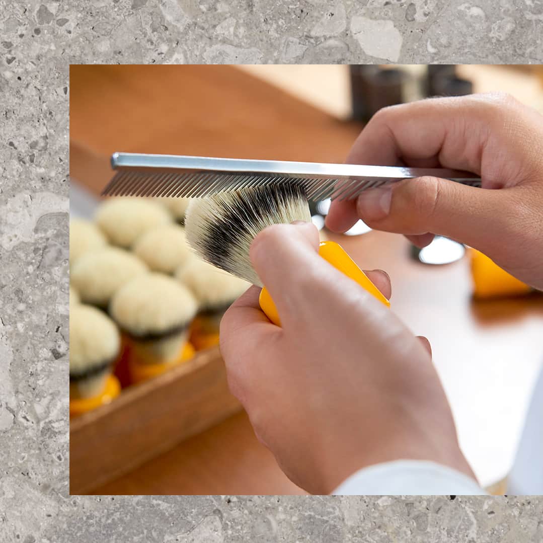 アクアディパルマさんのインスタグラム写真 - (アクアディパルマInstagram)「A fine comb to ensure the brush hair are uniformly aligned, a delicate artisanal touch in achieving the perfect Acqua di Parma shaving brush⁣ #acquadiparma⁣ .⁣ #barbiere #craftsmanship #craftsmanshipbarbiere #brush #shavingbrush」1月25日 3時00分 - acquadiparma