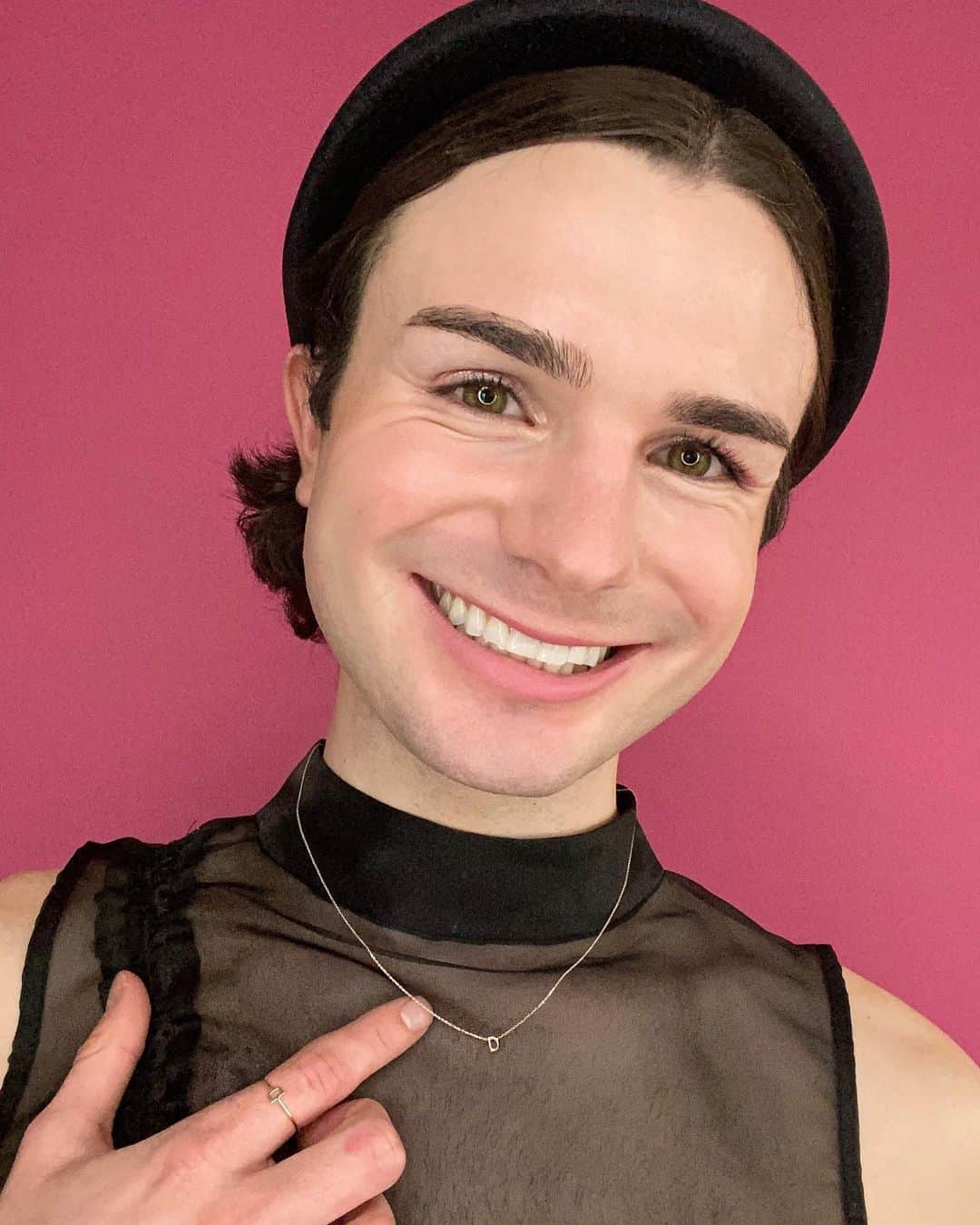 DYLAN MULVANEYのインスタグラム：「#ad Ok y’all I could not be more in love with my D necklace and ring from @automicgold , and to top it off they’re sustainable and non-binary!! Might make a great Valentine gift for you or your sweetheart #automicfamily #automicgold 🥰👭👬」