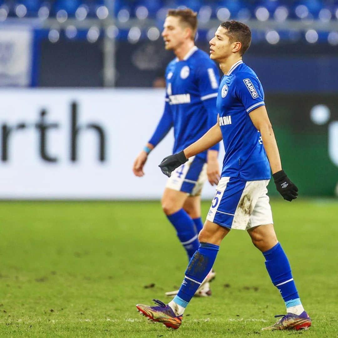 シャルケ04さんのインスタグラム写真 - (シャルケ04Instagram)「😔😔😔 . . FT: #S04FCB 0:4 . .  #S04 #Schalke #Knappen #Königsblau #Matchday #Bundesliga #S04FCB」1月25日 1時33分 - s04