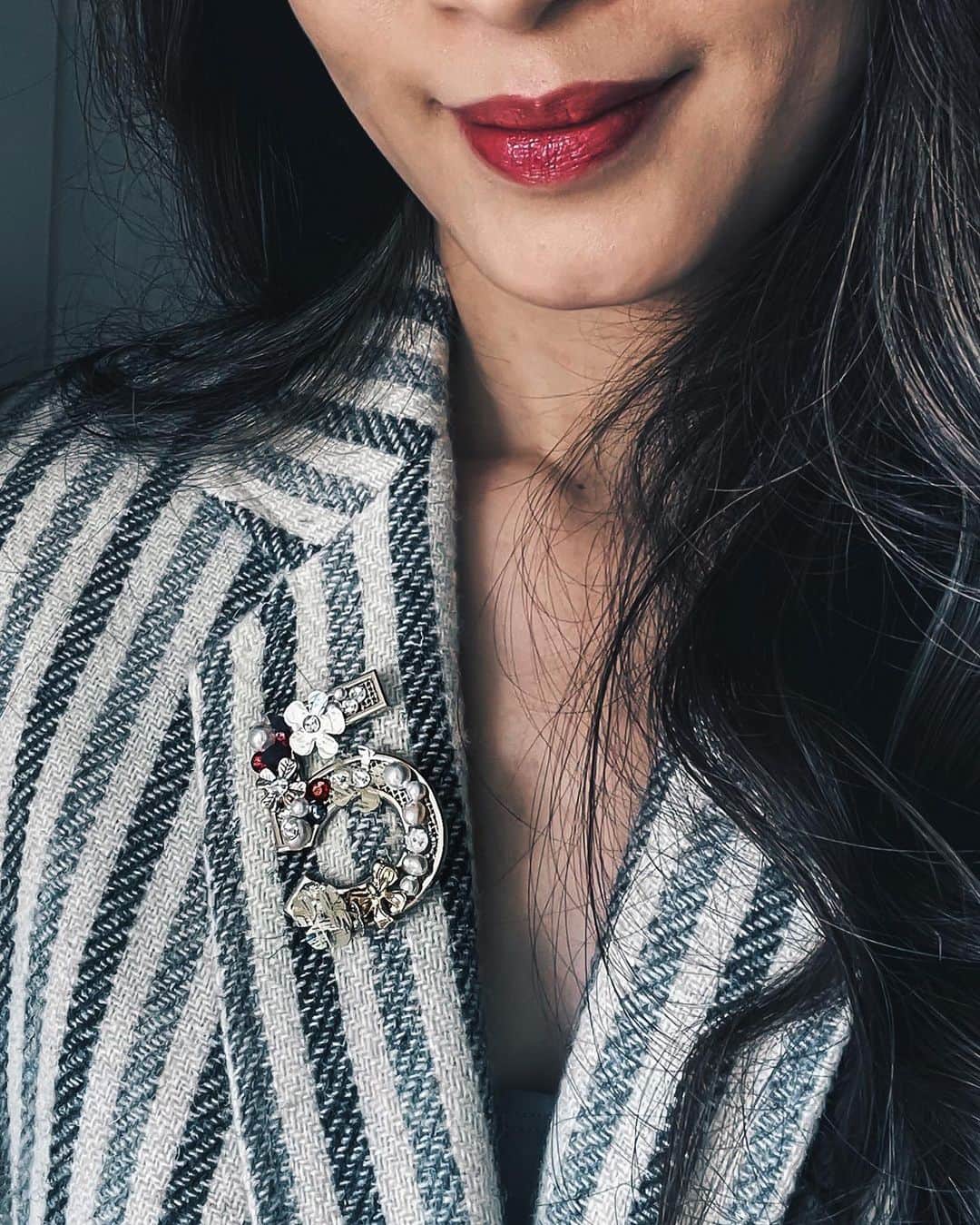 Ruby Kwanのインスタグラム：「Love my no.5 brooch. Best for #Mrs5. ✨🖤✨ @chanelofficial #chanelmetiersdart #chanelmetiersdart201920 #chanelbrooch」