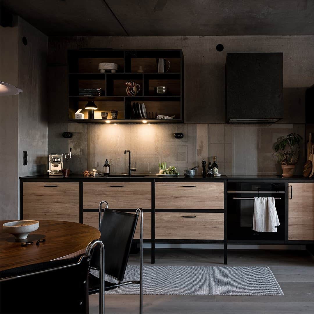 Bjurforsのインスタグラム：「Modern perfektion i industristil 💭. Kommendörsgatan 5. Styling: @josefssonljung Foto: @fotografalencordic . . . .  #bjurfors_goteborg #mäklarejuliaalbinsson  #interior #inredning #homestyling #industriellstil #industrial #industrialstyle #industrialhome #industrialhomes #kommendörsgatan5 #göteborg #kök #köksinspiration #köksinspo」