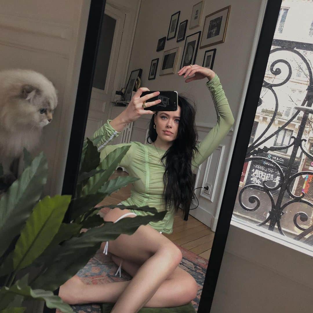 クリスティナ・バザンのインスタグラム：「A week in photos 🍵 Little shoutout to @esthe_clothing who made this beautiful pastel green top, their clothing is made to order from recycled materials, go support them 🌿」