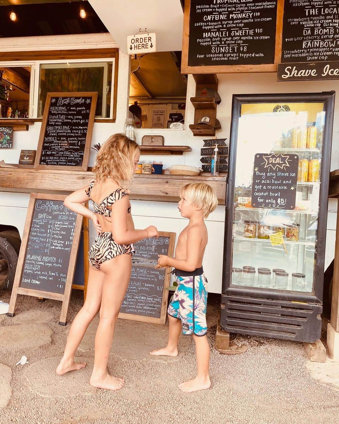 トリ・プラバーのインスタグラム：「The great Shave Ice debate  @wishingwellshaveice #latergram」