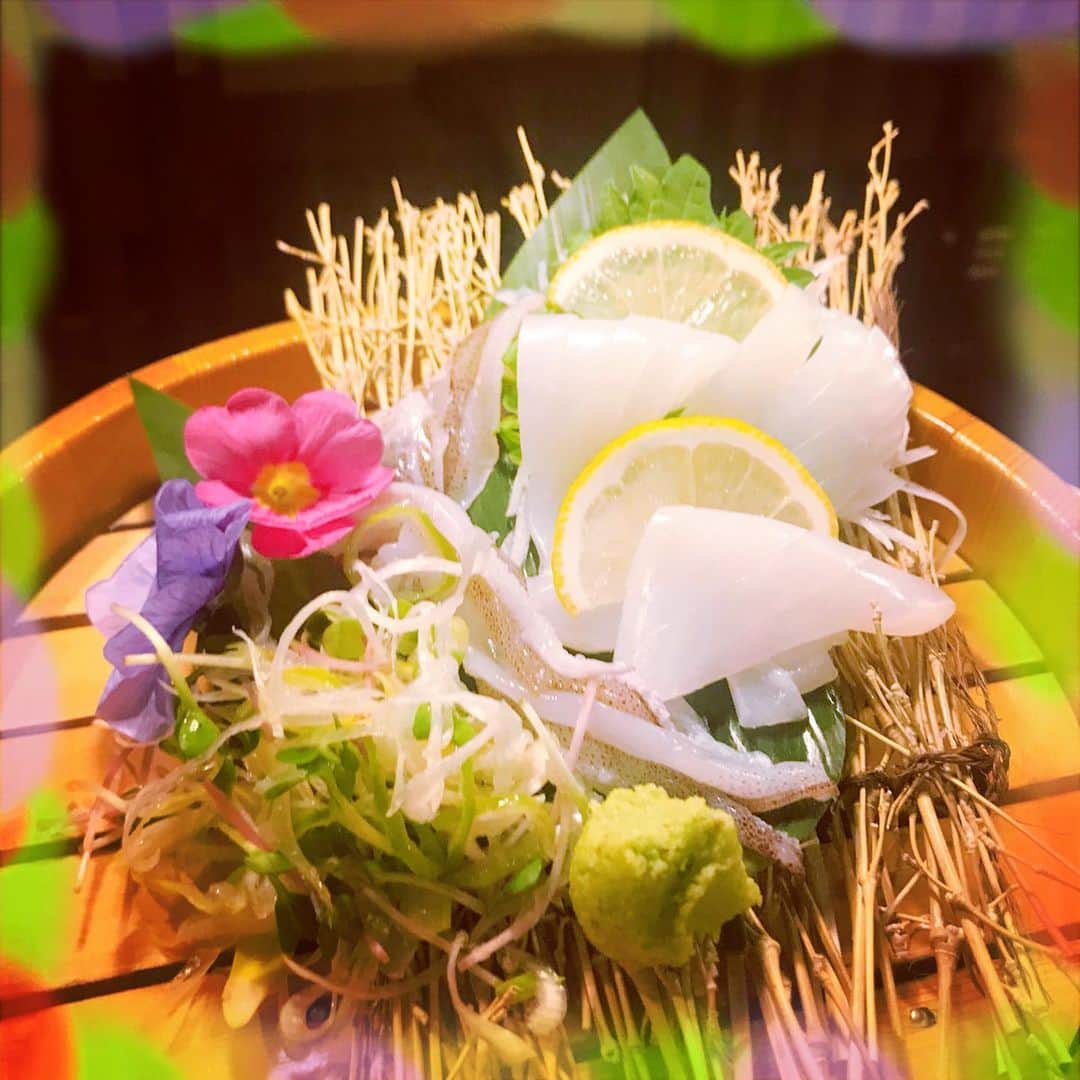 うまかもん九州料理 九州魂天王寺店のインスタグラム：「まいど九州魂（くすだま）天王寺店です！  好評！朝絞めヤリイカ刺し！ 山葵と醤油で花食べたら美味しかったと言われました！  明日も花食べに来てや〜  #阿倍野居酒屋 #阿倍野グルメ #天王寺グルメ #天王寺居酒屋 #B級グルメ #九州居酒屋 #博多もつ鍋」