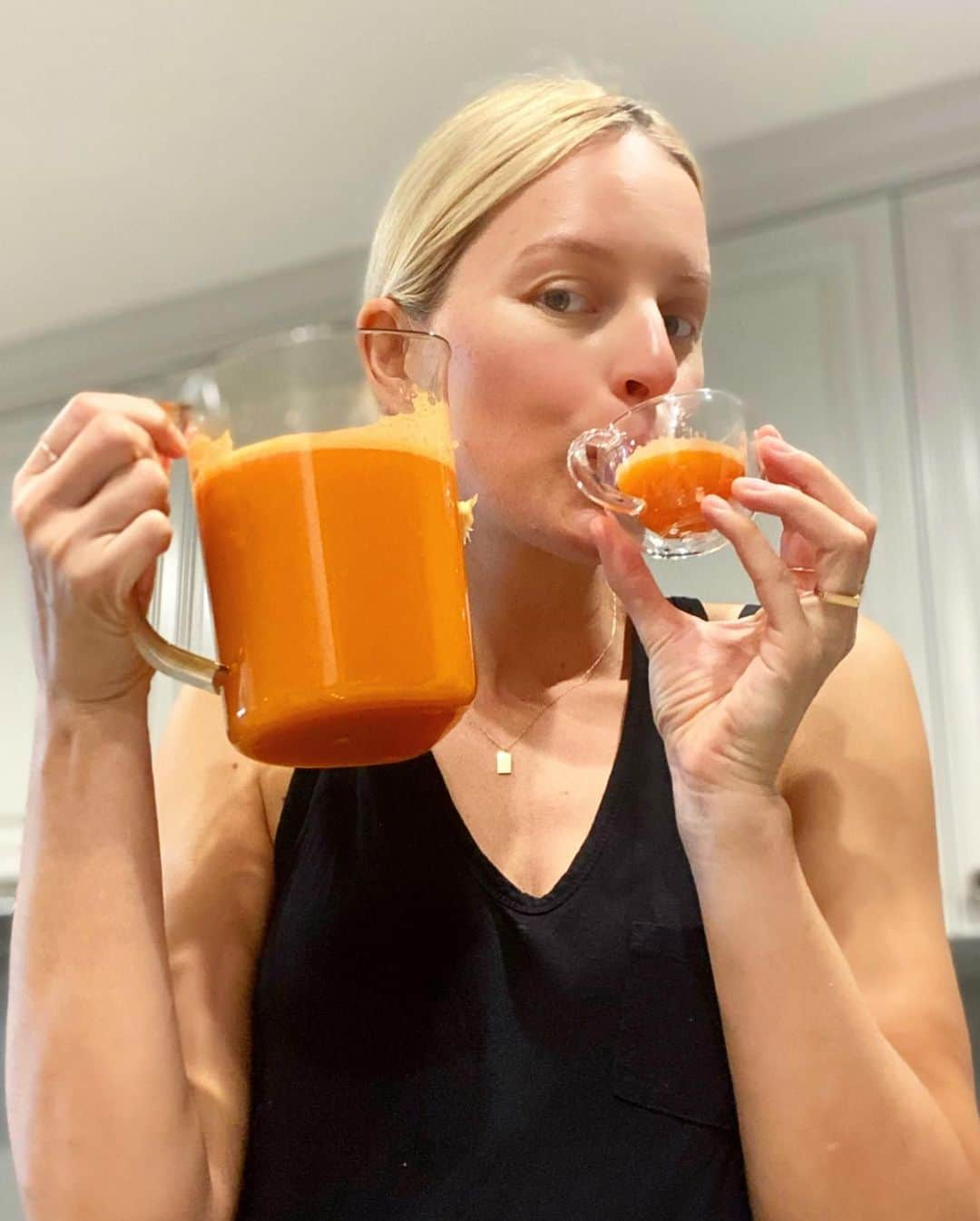 カロリナ・クルコヴァさんのインスタグラム写真 - (カロリナ・クルコヴァInstagram)「Easy like a Sunday morning... check stories to see my favorite Vitamin C juice recipe. It’s one you and the kids will love. 🍊👌🏼」1月25日 1時55分 - karolinakurkova