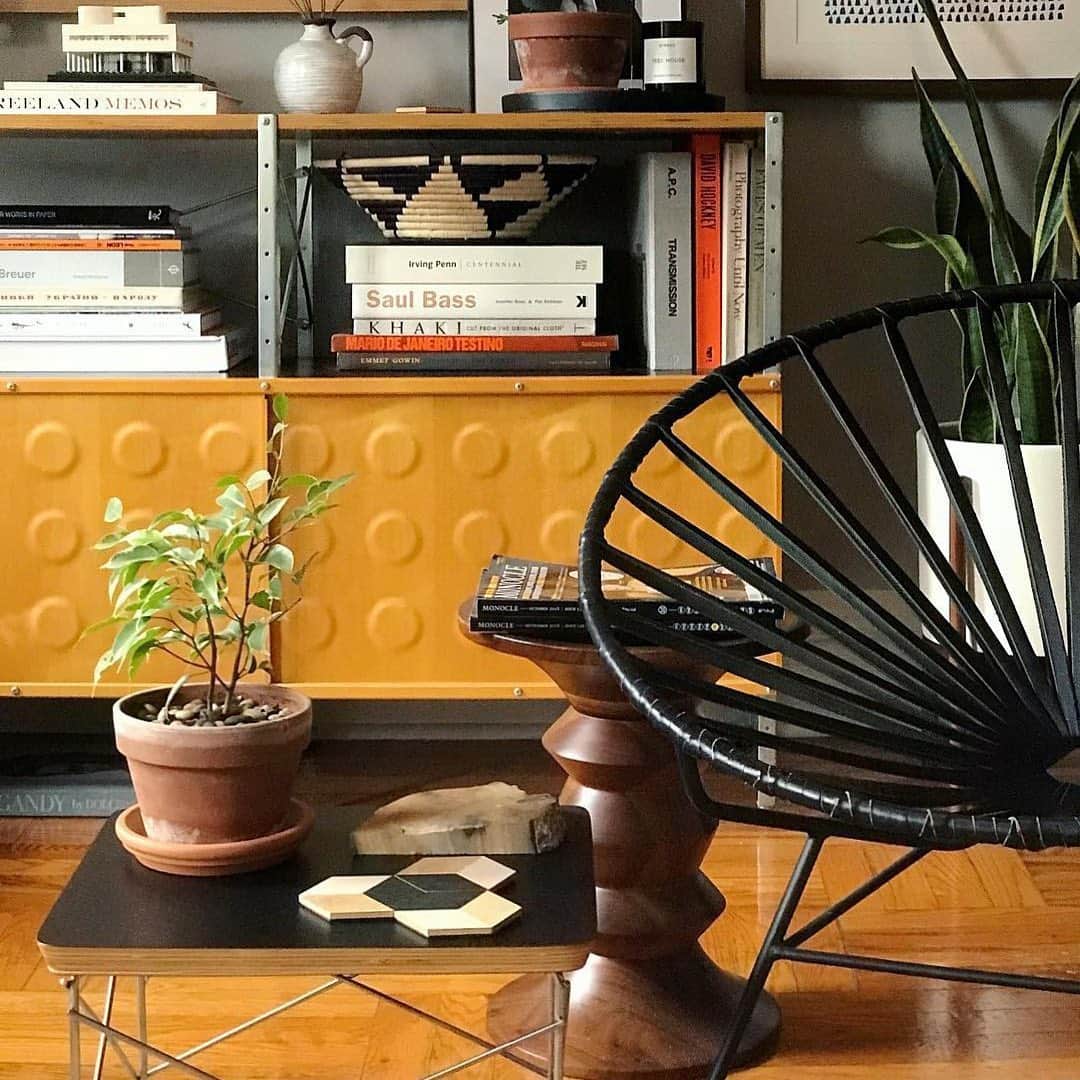 Herman Miller （ハーマンミラー）さんのインスタグラム写真 - (Herman Miller （ハーマンミラー）Instagram)「Store your books, display your plants, or elevate your favorite magazines with pieces from Herman Miller—and now you can enjoy 15% off during our Living Room Sale. Shop the sale through 2.1.  📸: @renefragoso」1月25日 1時57分 - hermanmiller