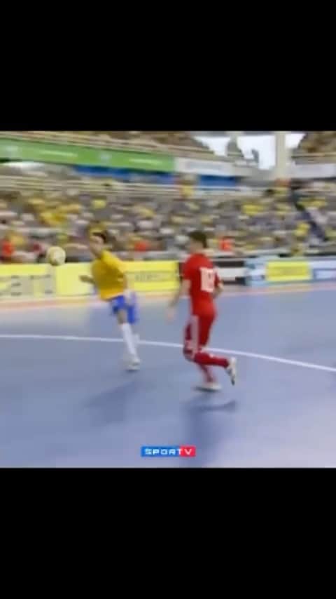 アレッサンドロ・ローザ・ヴィエイラのインスタグラム：「Quem lembra?   Gol de peito na prorrogação da final Grand Prix 2011-   “Meu brilho ninguém tira, tem que me respeitar...!   #Manaus」
