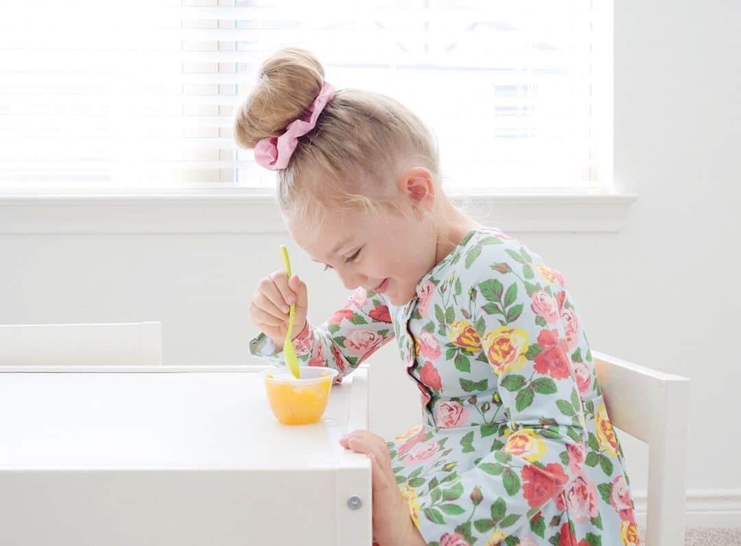 Dole Packaged Foods（ドール）のインスタグラム：「#FruitBowls put the sunshine in snack time! ☀️   (📸: @peaceloveandmommy)」