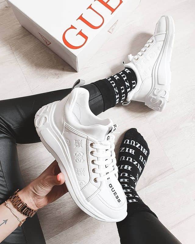 ゲスのインスタグラム：「fresh from the box 👟🤍🕊 #LoveGUESS (📸: @klaudia.baumann)」