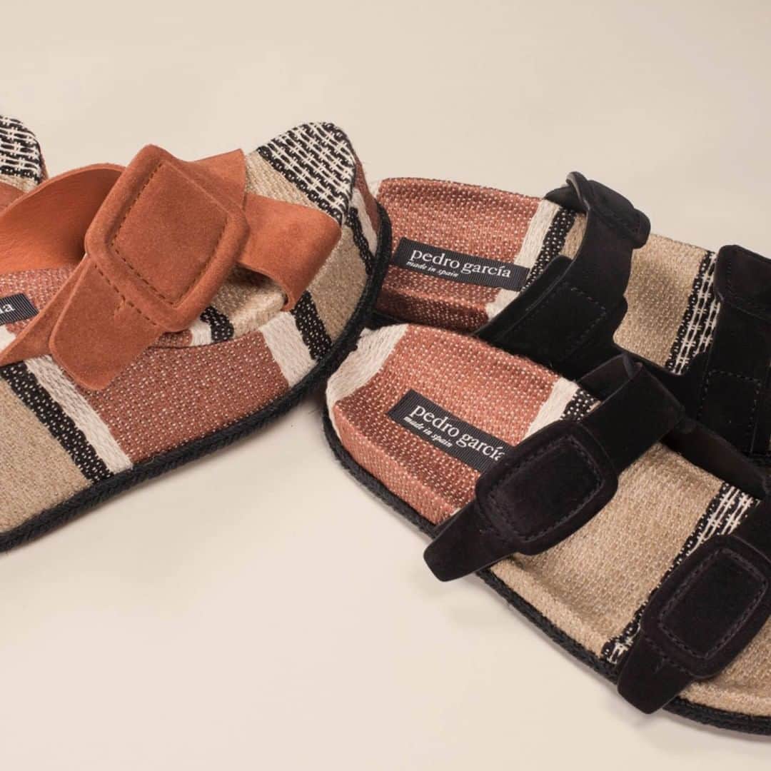 ペドロガルシアのインスタグラム：「Earthy-chic faux buckle sandals with a smoking cool Serape motif. Style: Arielle/ faux buckle slides and Donata/ braided platforms in castoro suede #pedrogarciashoes #madeinspain」