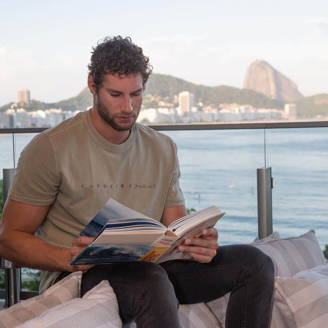 のインスタグラム：「The difference between who you are and who you want to be is what you do! This is my book recomendation for this Sunday. THE POWER OF HABIT - Charles Duhigg Whats yours? I’m looking to read new books! #ImReadingtheComments」