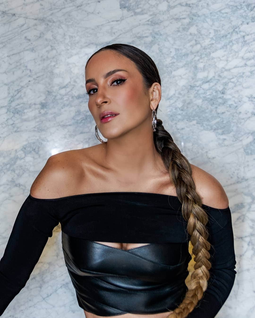 Claudia Leitteのインスタグラム：「Preparados pra mais um domingo cheio de surpresas e muita emoção? Daqui a pouco tem o segundo dia de audições às cegas do The Voice+! Liga aí na @redeglobo, bb! @thevoicebrasil」